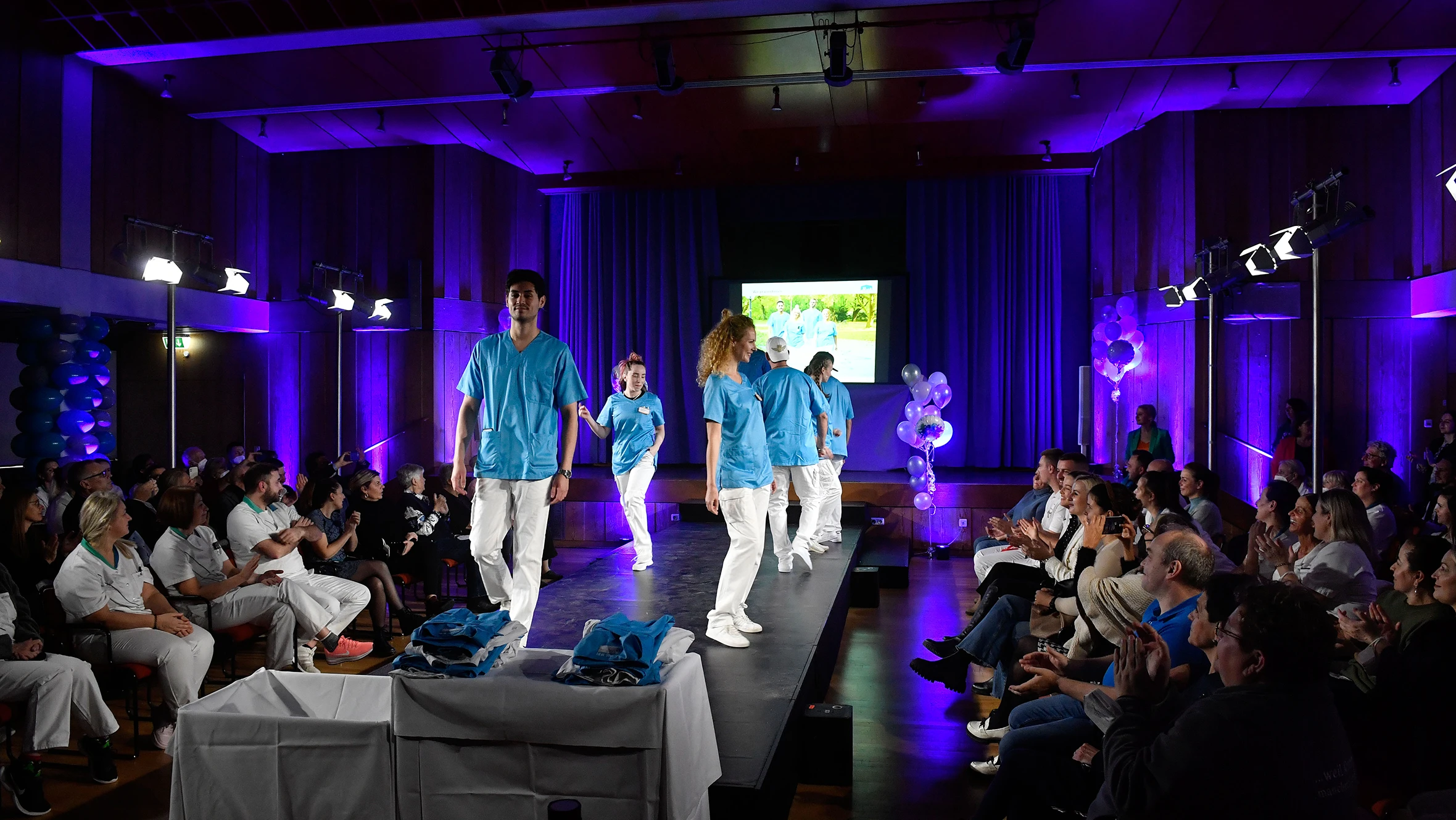 Models auf einem Laufsteg der Fashion Show